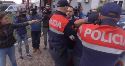 Lajmi i Fundit/ Policia rrëmben protestuesin që po priste nënën në operacion