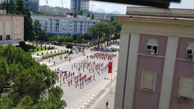 Fëmijët parakalojnë para kryeminstrisë/ Berisha: Rikthejnë 1 majin e etërve të tyre mizorë