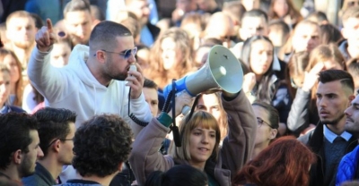 Studentët nuk lejojnë nisjen e mësimit në Shkodër, bllokojnë Rektoratin