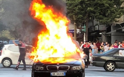 I vihet flaka makinës së gjyqtares në Tiranë, mjeti në pronësi të djalit të saj avokat
