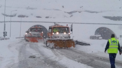 Kukësi përfshihet nga dëbora, ja situata në akset kryesore