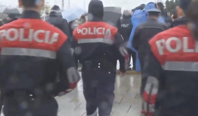 Beteja për shtëpitë, Policia ndalon banorët e Astirit t'i bashkohen Bregut të Lumit