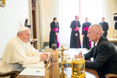7 vjet në misionin hyjnor, Meta uron Papa Françeskun II: Shqiptarët i ruajnë ende të freskëta mbresat nga vizita juaj, mirënjohje për mbështetjen ndaj popullit tonë
