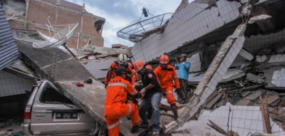 Tensione në Indonezi pas tërmetit shkatërrues