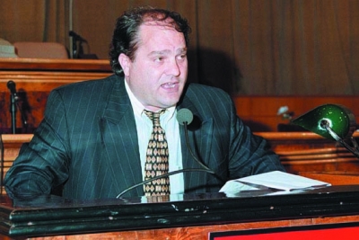 1997/Si u plagos Azem Hajdari në parlament nga deputeti i PS-së, G.Mazreku. Synohej edhe Berisha