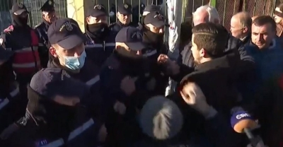 Lot dhe revoltë tek '5 Maji': Lërmëni të hyj në shtëpi o policë, po më vdes vëllai nga ankthi!