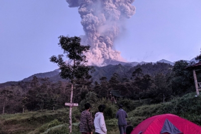 Indonezia mbyll aeroportin pas shpërthimit të vullkanit