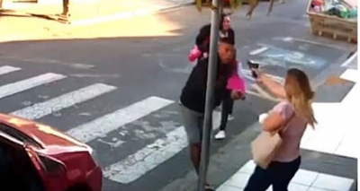 Shkon të marrë vajzën në shkollë, policja vret grabitësin – VIDEO
