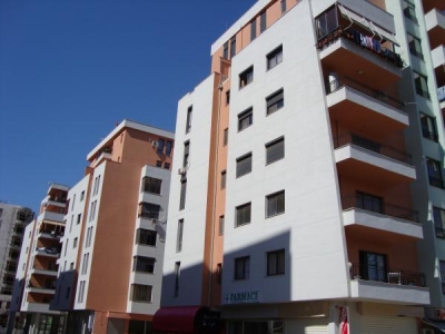 I futet hajduti në shtëpi, hidhet nga kati i 3-të një grua në Durrës