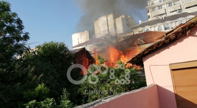 Zjarr në banesën e pabanuar në Elbasan, rrezikohen të tjerat përreth