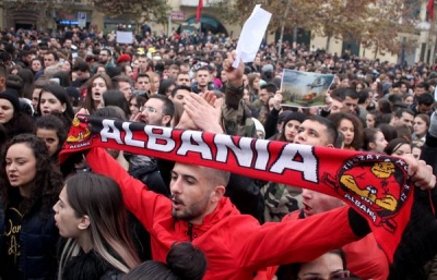 “Studentët ndryshuan ministrat”, lajmi bën bujë në mediat e huaja