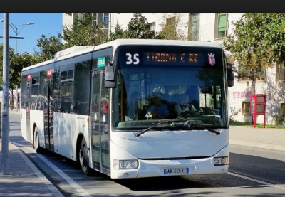 Autobusët e Tiranës si “furra”, qytetarët: Po na djegin për së gjalli