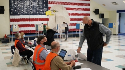 Amerikanët votojnë për të zgjedhur presidentin e tyre të ardhshëm, rezultatet e para