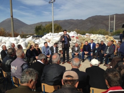 Me fermerët në Devoll/ Basha: PD do të rikthejë subvencionet në bujqësi