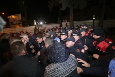 Policia terror gjithë natën mbi protestuesit e opozitës, procedon 100 persona