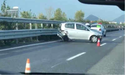 Makina përplaset me bordurën anësore, plagoset rëndë një vajzë