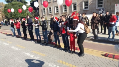 Studentët nuk ndalen për festa, edhe sot para Kryeministrisë me mesazhe për Ramën