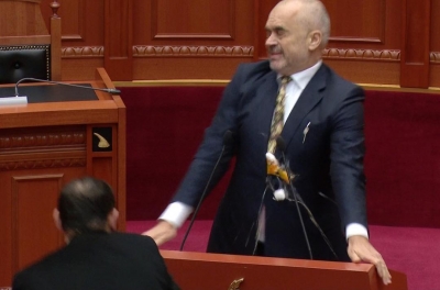 E filmuan kur u qëllua me vezë në Parlament, Rama urdhëron Ruçin të mos futë më kamerat