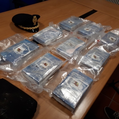 “Lumi” i drogës nga Holanda, tre shqiptarë arrestohen me 3 mln euro kokainë. Si po e transportonin lëndën narkotike