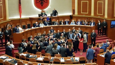 FOTO/ Votimi për ligjin e turpit për Teatrin u manipulua nga Rama-Ruçi