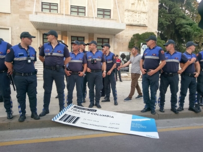 (Video+Foto) Policia dhunon të rinjtë që marshuan në bulevard