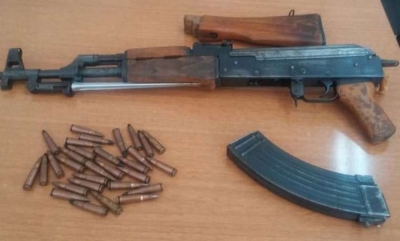 51 vjeçari nxjerr armën e qëllon në ajër, arrestohet