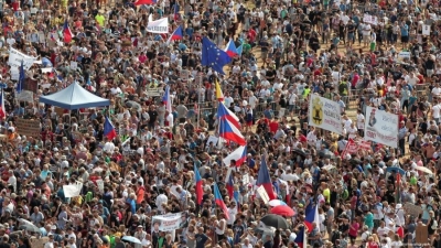 Çekët në revoltë/ Qindramijë protestues kundër kryeministrit Babis: I korruptuar!