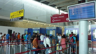 Shqiptarët 47 mijë minuta në ditë pritje në aeroporte; Shtohen vonesat në fluturime në korrik