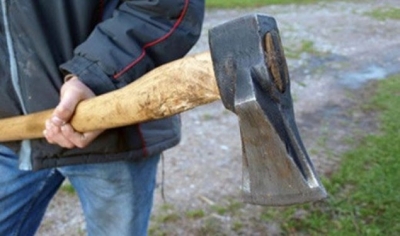 Tmerrohen fshatarët e Kolonjës: I riu sulmon fqinjin 66-vjeçar, iu turret edhe policëve me sëpatë