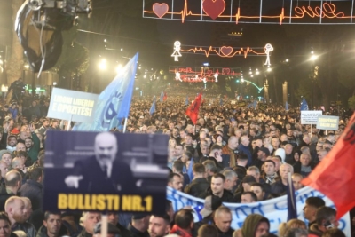 Televizioni publik gjerman ZDF: Mijëra në protestë në Tiranë, kërkohet dorëheqja e Edi Ramës