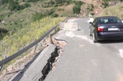 14 mijë shqiptarë janë bllokuar nga një rrugë në Kukës