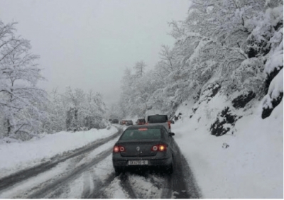 Dëbora bllokon makinat në Llogara, asnjë borëpastruese në rrugë