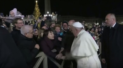 VIDEO/Papa Franceskun e lëshojnë nervat, godet pelegrinen që tentoi ta tërhiqte me forcë