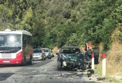 Aksident në rrugën Fier-Levan, dy mjete përplasen me njëri-tjetrin (FOTO)