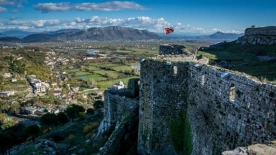 Qeveria britanike: Udhëtoni në Shqipëri, por …kujdes kur i jepni makinës