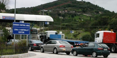 Shokon Policia Kufitare greke: Qytetarët të kalojnë kufirin në këmbë, se autobusët shqiptarë nuk lejohen