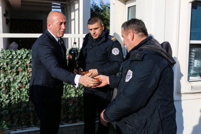 Në 12-vjetorin e Pavarësisë, Haradinaj nis festën me pjesëtarët e policisë së Kosovës