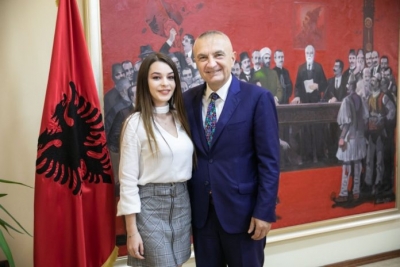 Triumfoi në Rusi, Presidenti pret artisten 18-vjeçare: Të mbështesim të rinjtë që ngrenë lart emrin e Shqipërisë