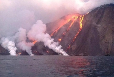 Shpërthen krateri i vullkanit, turistët hidhen në det për të shpëtuar