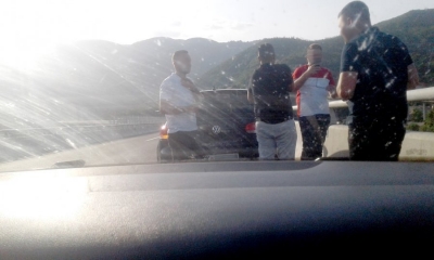 Policia: Mos ndaloni për foto në mes të autostradës ‘Arbër Xhaferi’, po shkaktoni aksidente