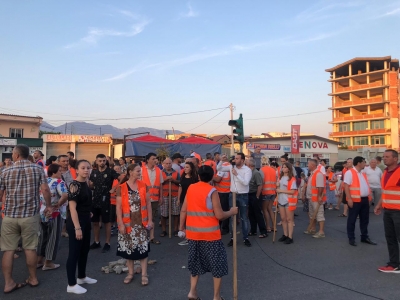 Live/Protesta e Astirit, policia rrethon zonen, banoret te pergaditur...