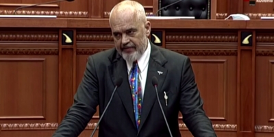 Kryeministri Rama foli në parlamentin karagjoz, ku opozita duartrokiste shefin e Rilindjes