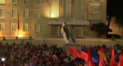 Video/Protestuesit rrëzojnë bustin e Ramës si diktatorin Enver Hoxha
