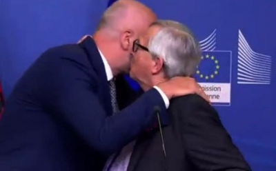 “Kur i mbani zgjedhjet… në fund të prillit?” Hilaritet në sallë me fjalët e Juncker, Presidenti i KE-së puth Edi Ramën