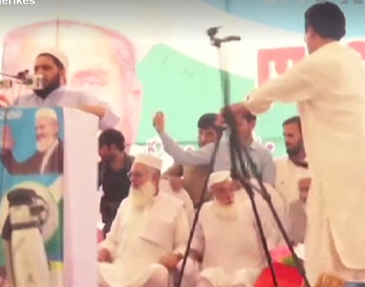 Videolajm/ Shikoni si rrëzohet skena në një miting politik në Pakistan