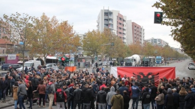 Qeveria miratoi dëmshpërblimin për banesat te Unaza, banorët: Po e bëjnë për të na përçarë