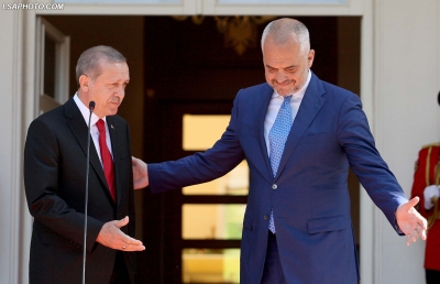 Dy &quot;harresat&quot; e Erdogan:Skenderbeu dhe Presidenti i Republikes.