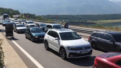 Radhët e gjata në Rrugën e Kombit, Berisha poston shqetësimin e shqiptarëve të Kosovës: Pse ky është bashkimi?