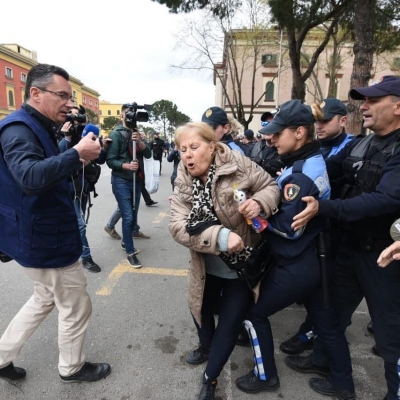 Protestat/ Ambasada britanike: Thirrje të gjitha palëve të hyjnë në dialog