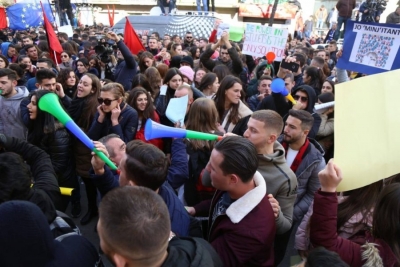 Policia e Ramës procedon 25 studentë se protestuan, mes tyre Robert Alia dhe Edmond Tupja